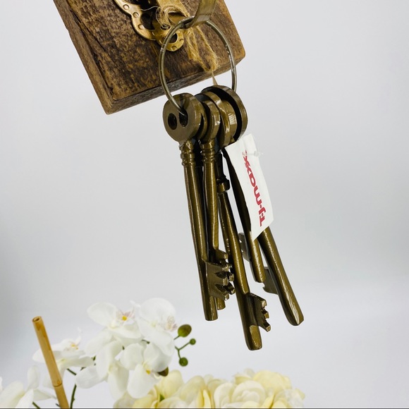 Antique Style Decorative Keys - Picture 4 of 6